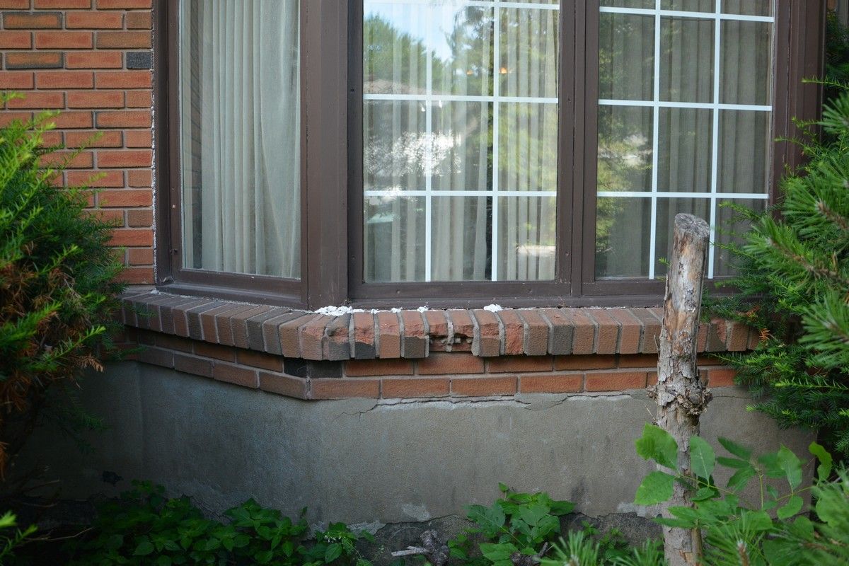 Spalling brick Ottawa